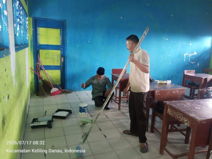 Pak Ghaga dan Pak Ismail Bersama Waka Sarana Prasarana Percantik Ruang Kelas MTsN 6 Kerinci Pak Ghaga dan Pak Ismail Bersama Waka Sarana Prasarana Percantik Ruang Kelas MTsN 6 Kerinci