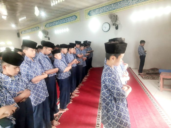 Sholat Dzuhur Berjamaah di MTsN 6 Kerinci Rabu, 22 Oktober 2025 Berlangsung Khidmat dan Khusyuk