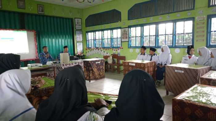 Bapak Rian Putra Didampingi  Bapak Fika Dwi Putra Pandu Kegiatan LCC Bertema Pahlawan di MTsN 6 Kerinci