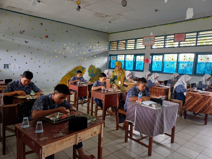 Sukses Hari Ketiga! Program Makanan Bergizi Gratis MTsN 6 Kerinci Berjalan Tertib dan Disiplin