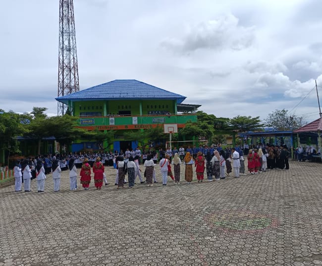 Penampilan Paduan Suara MTsN 6 Kerinci Bikin Merinding di Hari Guru
