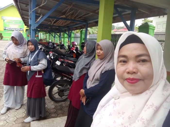 Dedikasi Tanpa Batas, Guru MTsN 6 Kerinci Laksanakan Piket dan Sambut Siswa di Gerbang Dedikasi Tanpa Batas, Guru MTsN 6 Kerinci Laksanakan Piket dan Sambut Siswa di Gerbang