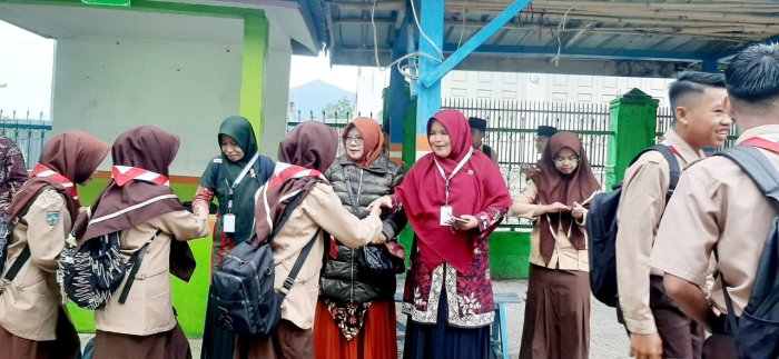 Guru Piket Laksanakan Razia Kuku di Gerbang Madrasah