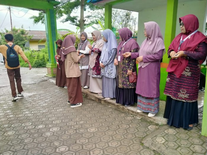 Selalu Semangat Menyambut Siswa di Pagi Hari