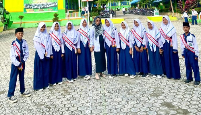 Wali Kelas 8E Akhiri Pelaksanaan Upacara dengan Foto Bersama Siswa Wali Kelas 8E Akhiri Pelaksanaan Upacara dengan Foto Bersama Siswa