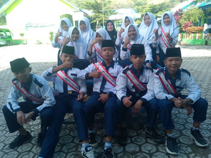 Kelas 8D Laksanakan Tanggung Jawab Sebagai Petugas Upacara Kelas 8D Laksanakan Tanggung Jawab Sebagai Petugas Upacara