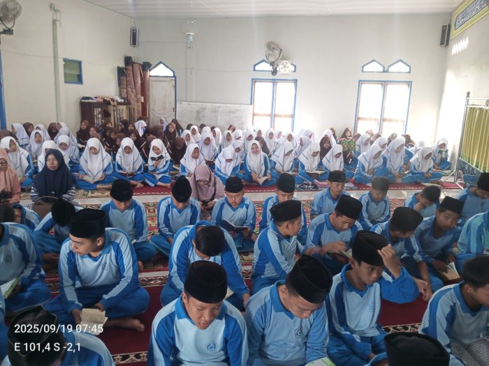 Pembacaan Yasin Dipusatkan di Mushalla karena Kondisi Lapangan Kurang Mendukung