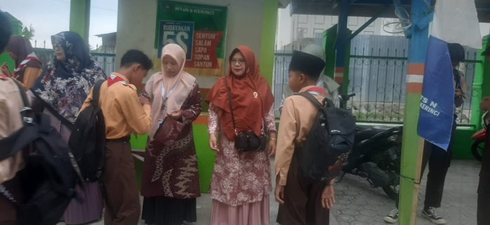 Pemeriksaan Kuku dan Seragam Rutin Setiap Kamis Pagi Pemeriksaan Kuku dan Seragam Rutin Setiap Kamis Pagi