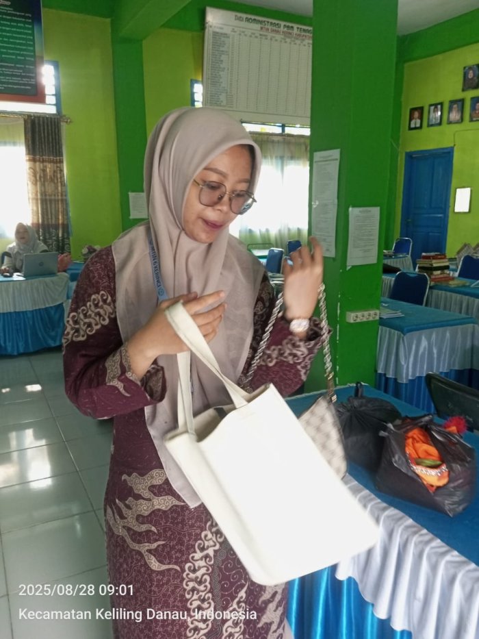 Semangat Bu Haditia Purnama, S. Pd: Ibu Guru Hamil Tetap Berikan Pembelajaran untuk Siswa Semangat Bu Haditia Purnama, S. Pd: Ibu Guru Hamil Tetap Berikan Pembelajaran untuk Siswa