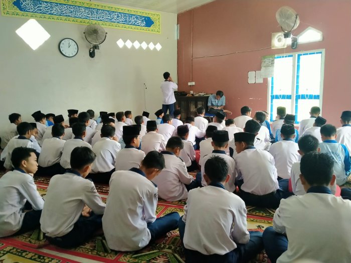 Siswa MTsN 6 Kerinci Laksanakan Shalat Dzuhur Berjamaah Dipandu Siswa Terpilih Siswa MTsN 6 Kerinci Laksanakan Shalat Dzuhur Berjamaah Dipandu Siswa Terpilih