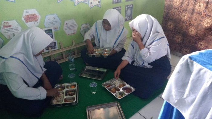 Siswi Kelas VIII B Manfaatkan Pojok Baca Sebagai Tempat Belajar dan Kebersamaan Selama Kegiatan MBG