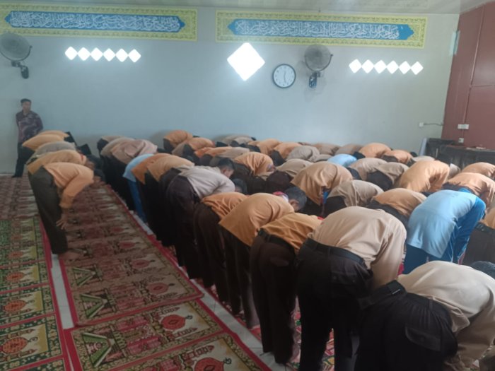 Sholat Zuhur Berjamaah Tetap Terlaksana Meski Sempat Terkendala Air