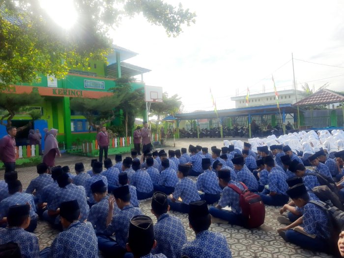 MTsN 6 Kerinci kembali menunjukkan semangat kebersamaan dan tanggung jawab sosialnya. MTsN 6 Kerinci kembali menunjukkan semangat kebersamaan dan tanggung jawab sosialnya.