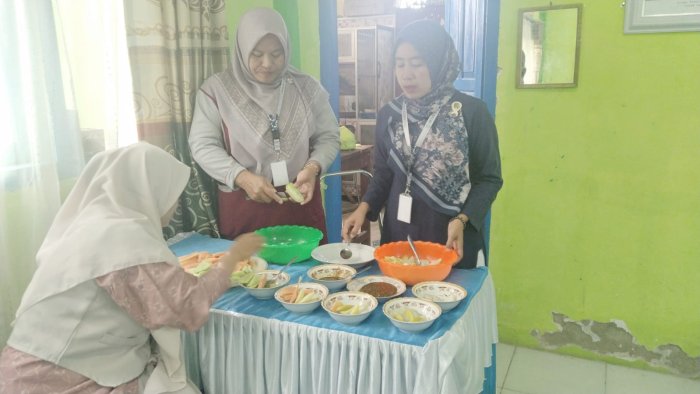 Kebersamaan Pagi di MTsN 6 Kerinci: Guru-Guru Nikmati Momen Ceria dengan Rujak Buah di Waktu Istirahat