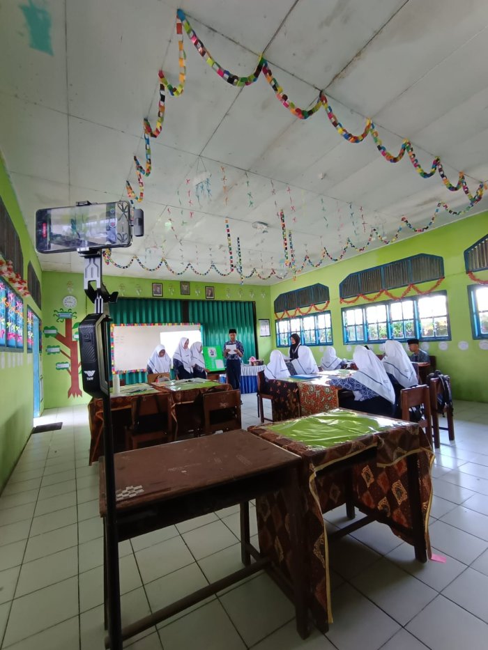 Nurasiah Rekam Video UKIN UKMPPG di Kelas VIII B Nurasiah Rekam Video UKIN UKMPPG di Kelas VIII B