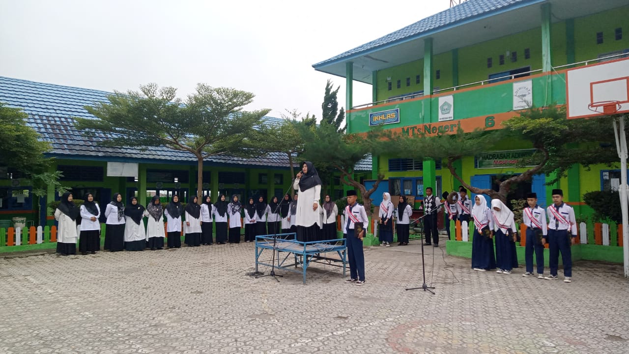 Ibu Zulia Gusmar, Ingatkan Siswa Ikuti Kegiatan Ekstrakulikule MTsN 6 Kerinci Ibu Zulia Gusmar, Ingatkan Siswa Ikuti Kegiatan Ekstrakulikule MTsN 6 Kerinci