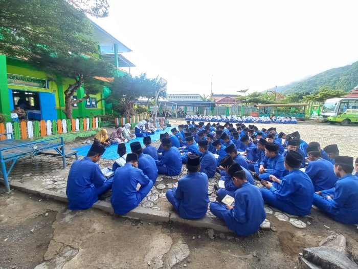 Siswa MTsN 6 Kerinci Khusyuk Membaca Yasin dan Berdoa untuk Kelancaran Ujian