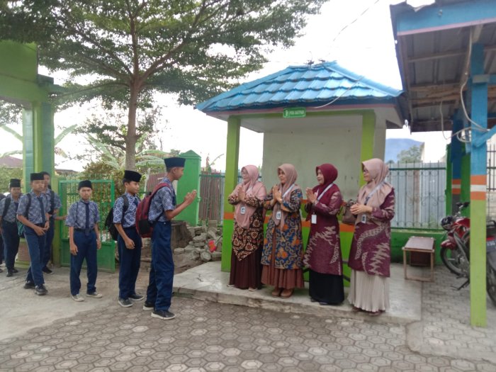 MTsN 6 Kerinci Tegakkan Aturan Tata Cara Bersalaman Antar Bukan Mahram