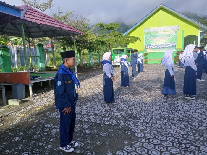 Peran Penting PMR dalam Menjaga Keselamatan Siswa Saat Upacara Peran Penting PMR dalam Menjaga Keselamatan Siswa Saat Upacara