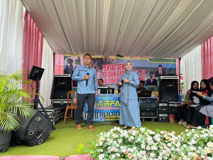 Guru MTsN 6 Kerinci Ikuti Lomba Karaoke Lagu Daerah di MAN 1 Kerinci