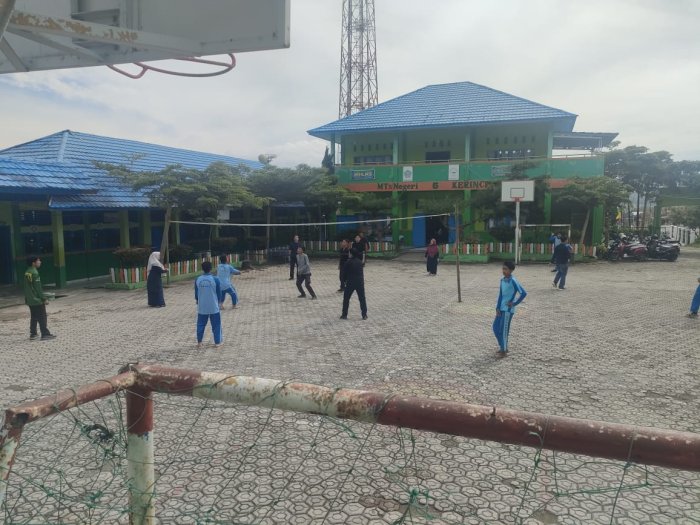 Pertandingan Voli Antara PTK dan Siswa MTsN 6 Kerinci Berlangsung Meriah dan Penuh Semangat Kebersamaan