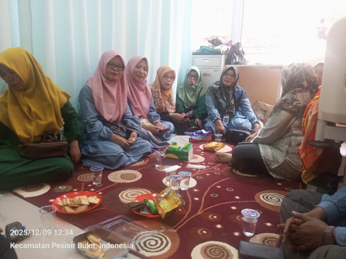 Keluarga Besar MTsN 6 Kerinci Kompak Jenguk Orang Tua Ibu Bastina Jaya di RS Umum