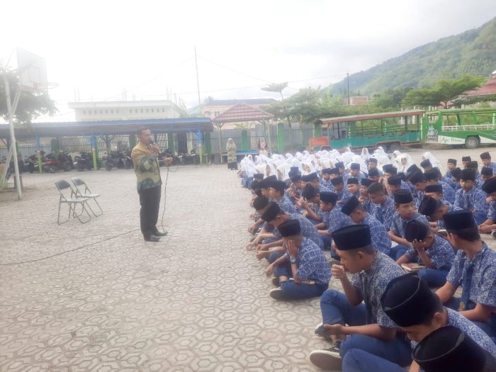 Tegakkan Kedisiplinan, Guru Piket MTsN 6 Kerinci Berikan Arahan Penting dalam Apel Pagi
