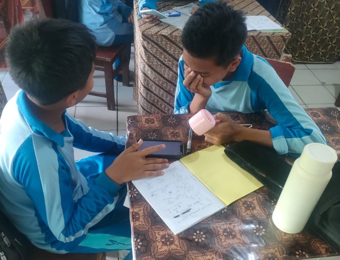 Siswa MTsN 6 Kerinci Gunakan Aplikasi Alef dengan Metode Tutor Sebaya Siswa MTsN 6 Kerinci Gunakan Aplikasi Alef dengan Metode Tutor Sebaya