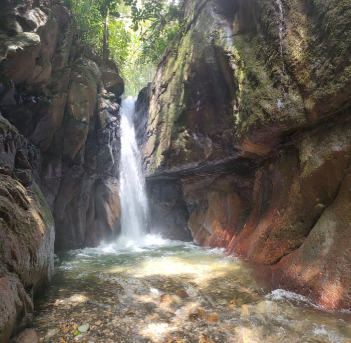 Jelajah Alam Berlanjut! Tim Pelancong MTsN 6 Kerinci Eksplor Keindahan Air Terjun Pendung