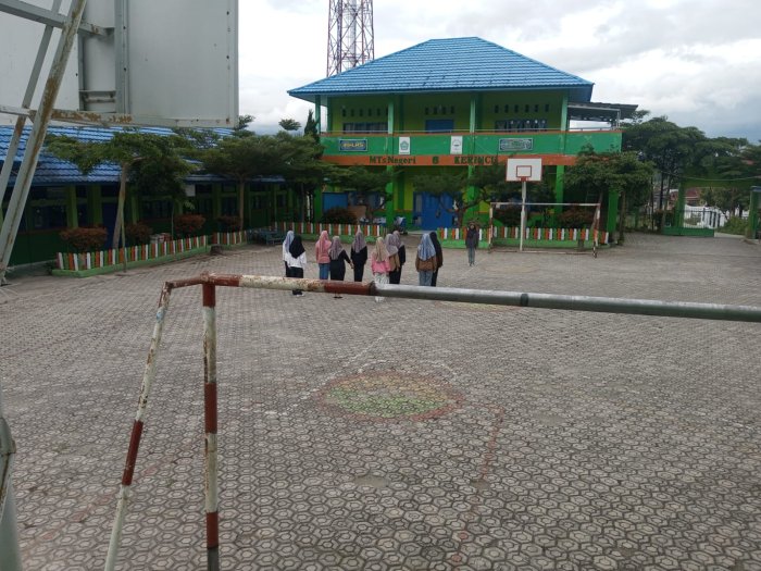 Siap Sambut Hari Guru Nasional, Petugas Upacara MTsN 6 Kerinci Mulai Latihan Intensif