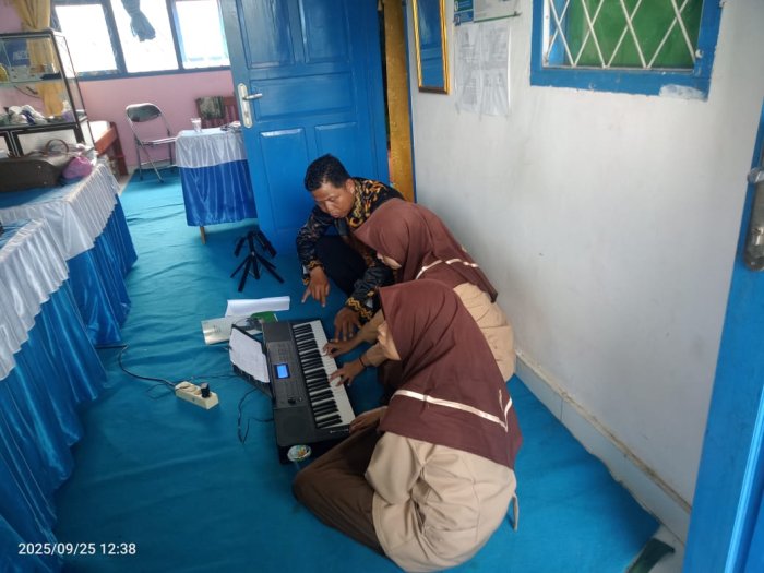 Aqila Siswi Kelas 8a, Laksanakan Latihan Piano untuk Persiapan Upacara Bendera di MTsN 6 Kerinci Aqila Siswi Kelas 8a, Laksanakan Latihan Piano untuk Persiapan Upacara Bendera di MTsN 6 Kerinci