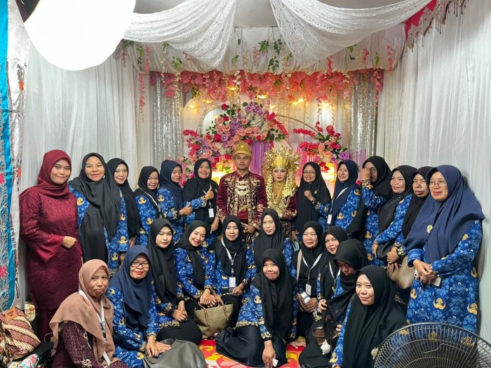 Kebersamaan dalam Sukacita dan Duka, Rombongan MTsN 6 Kerinci Hadiri Pernikahan Setelah Melakukan Taziah