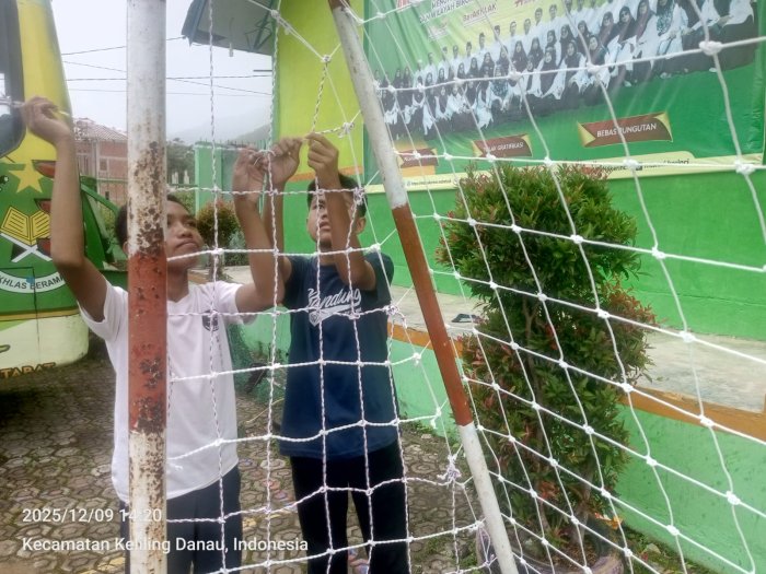 Semangat Siswa MTsN 6 Kerinci Membuat Jaring Gawang untuk Persiapan Class Meeting Hari Jumat