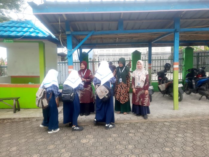 Dari Pagi hingga Siang: Komitmen Guru Piket MTsN 6 Kerinci Wujudkan Lingkungan Pendidikan yang Tertib dan Berkualitas