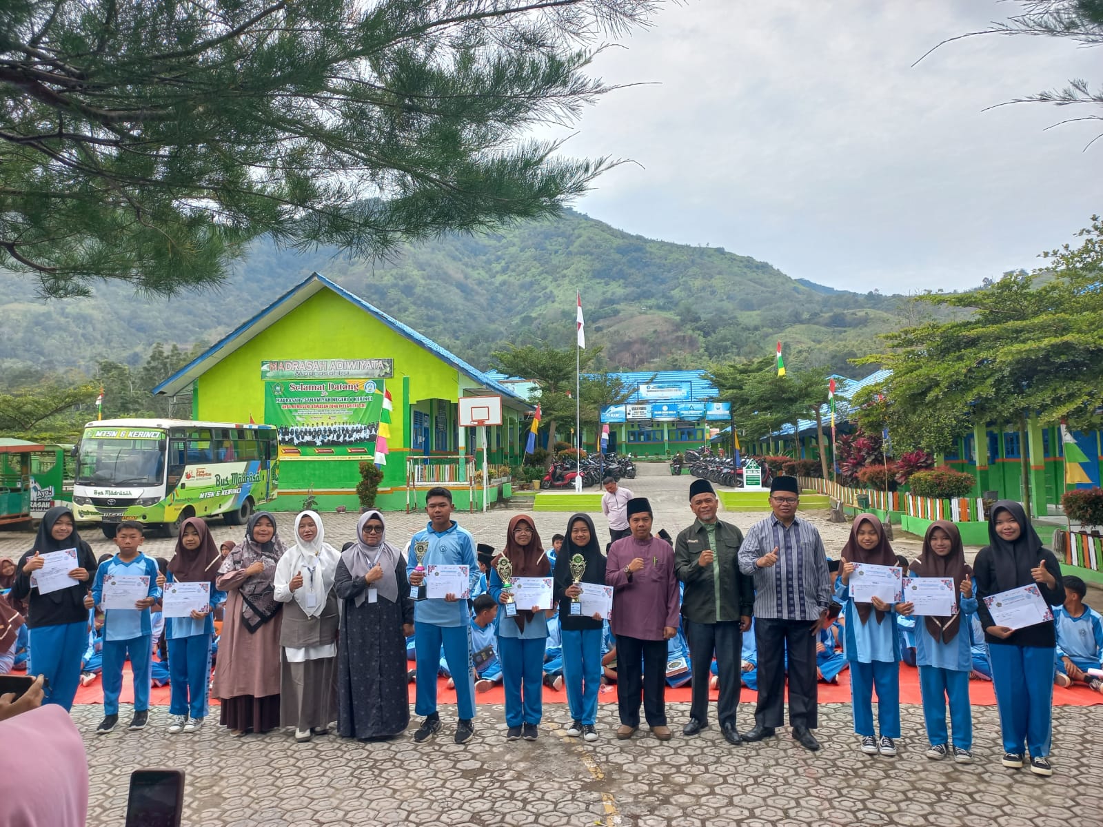 Kelas VIII A Pecahkan Rekor: Raih 2 Juara I dari 3 Cabang Lomba OMI di MTs N 6 Kerinci Kelas VIII A Pecahkan Rekor: Raih 2 Juara I dari 3 Cabang Lomba OMI di MTs N 6 Kerinci
