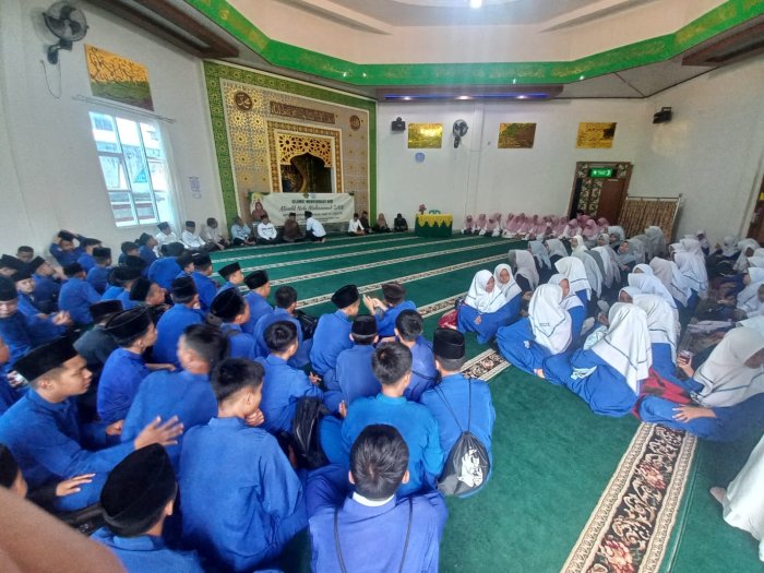 Peringatan Maulid Nabi Muhammad SAW Berjalan Sukses, Kepala MTsN 6 Kerinci Apresiasi Panitia dan Siswa Peringatan Maulid Nabi Muhammad SAW Berjalan Sukses, Kepala MTsN 6 Kerinci Apresiasi Panitia dan Siswa
