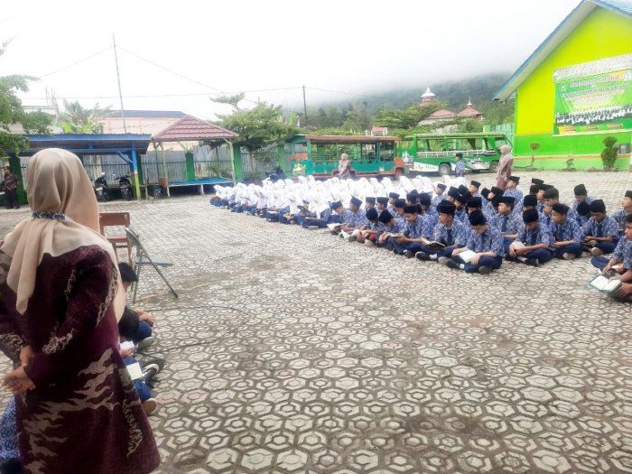 Lantunan Merdu Tadarus Warnai Apel Kedisiplinan MTsN 6 Kerinci: Memulai Pagi dengan Pahala