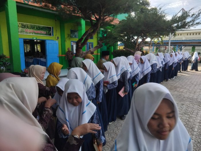 Praktik Langsung! Peserta Didik MTsN 6 Kerinci Implementasikan Tata Cara Bersalaman Sesuai Ajaran Islam