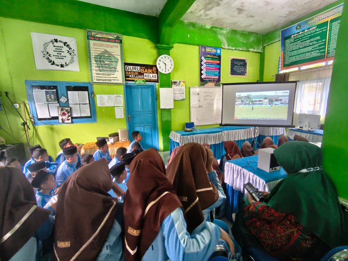 Semangat Kebersamaan! Guru dan Siswa MTsN 6 Kerinci Nonton Bareng Laga Kandang, Suasana Ruang Guru Bergema Sorak Sorai