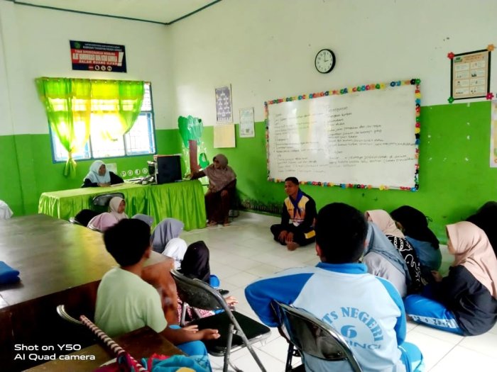 Tingkatkan Kesiapan Pertolongan Medis, Ekstrakurikuler PMR/UKM MTsN 6 Kerinci Bahas Penanganan Penyakit Asma