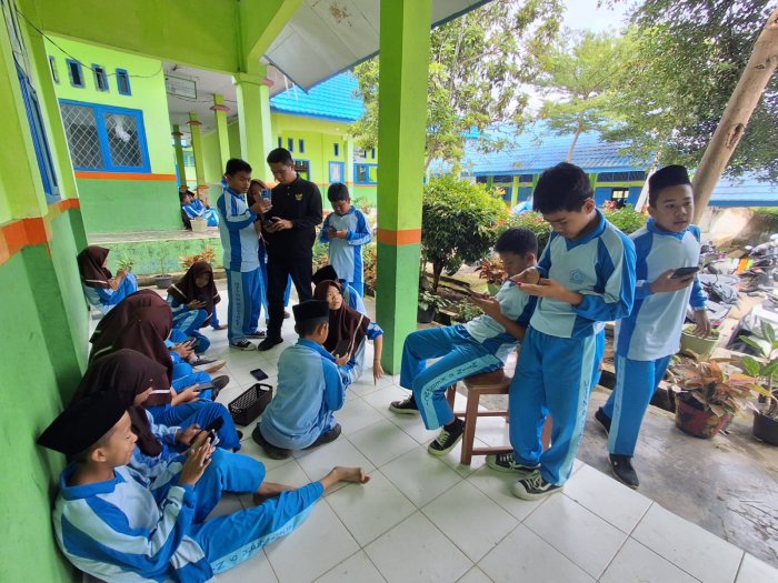 Siap Ujian Digital! Panitia ASAS Ganjil MTsN 6 Kerinci Instal Aplikasi CBT Exambro di HP Siswa Siap Ujian Digital! Panitia ASAS Ganjil MTsN 6 Kerinci Instal Aplikasi CBT Exambro di HP Siswa