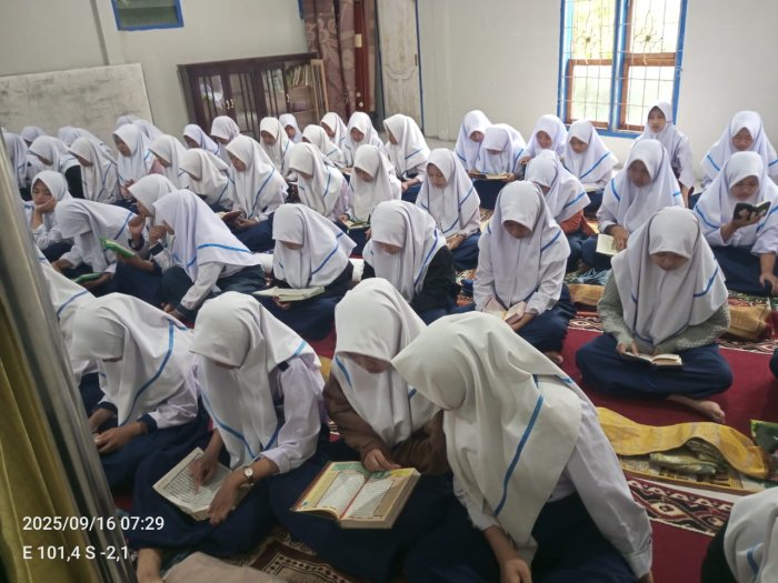 Tadarus Al-Quran Berlangsung di Mushalla Karena Hujan, Dipandu Siswa Kelas IX C Tadarus Al-Quran Berlangsung di Mushalla Karena Hujan, Dipandu Siswa Kelas IX C