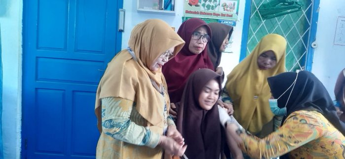Siswi Kelas 9 MTsN 6 Kerinci Terima Imunisasi HPV untuk Cegah Kanker Serviks Siswi Kelas 9 MTsN 6 Kerinci Terima Imunisasi HPV untuk Cegah Kanker Serviks