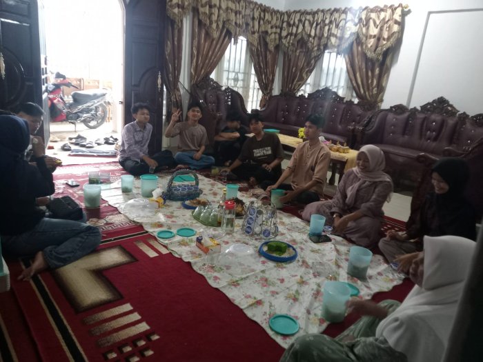 Alumni MTsN 6 Kerinci Jalin Silaturahmi dengan Kunjungi Rumah Majelis Guru di Hari Lebaran Meskipun Sudah Lama Lulus