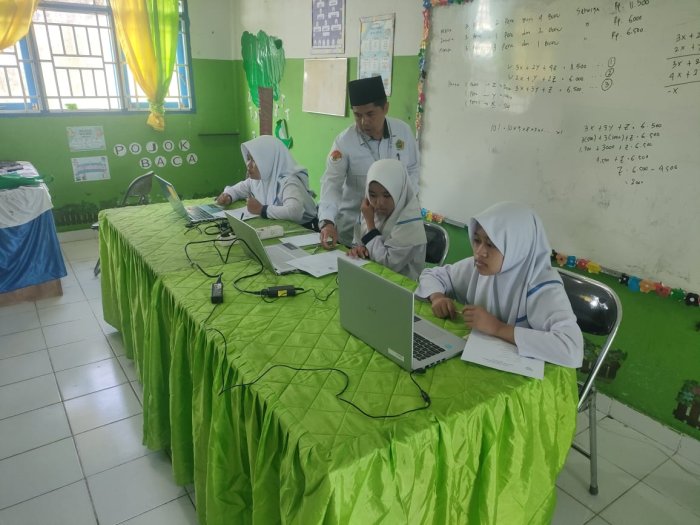 Azzahra Nebyza, Vira El Munifa, dan Zahira Rajwa Putri Ikuti Simulasi OMI Mapel Matematika Azzahra Nebyza, Vira El Munifa, dan Zahira Rajwa Putri Ikuti Simulasi OMI Mapel Matematika