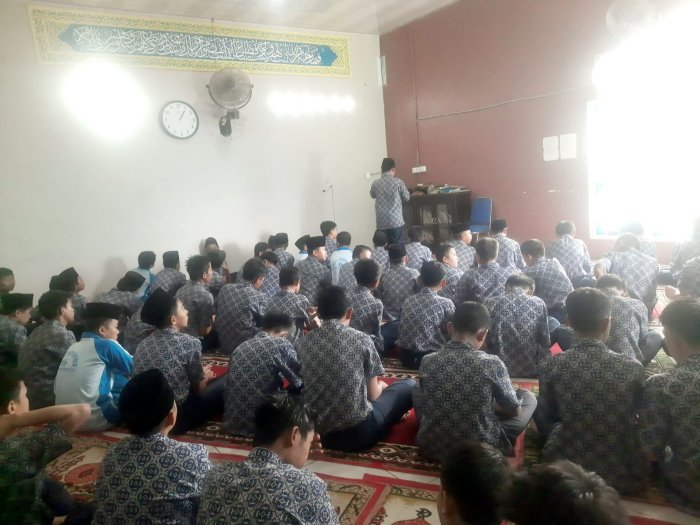 Salat Zuhur Berjamaah Sebagai Pembiasaan Religius Siswa Salat Zuhur Berjamaah Sebagai Pembiasaan Religius Siswa