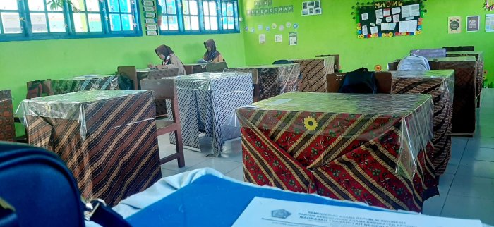 Bukti Kedisiplinan Waktu, Dua Siswa MTsN 6 Kerinci Tetap Fokus Mengerjakan Ujian Meski Teman Sudah Keluar Ruangan