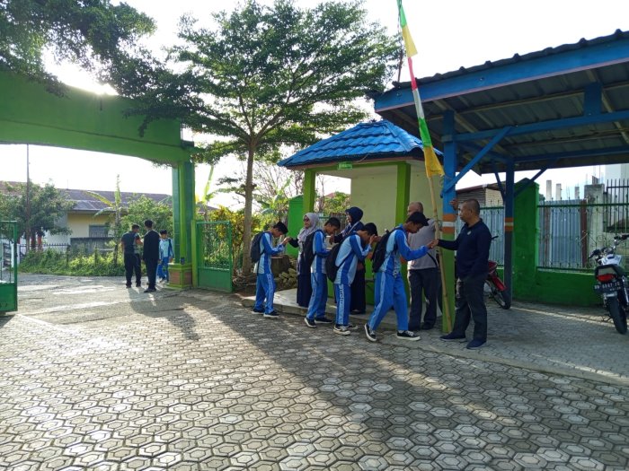 Guru Piket MTsN 6 Kerinci Tunjukkan Keteladanan, Datang Lebih Awal dan Sambut Siswa dengan Senyum Pagi