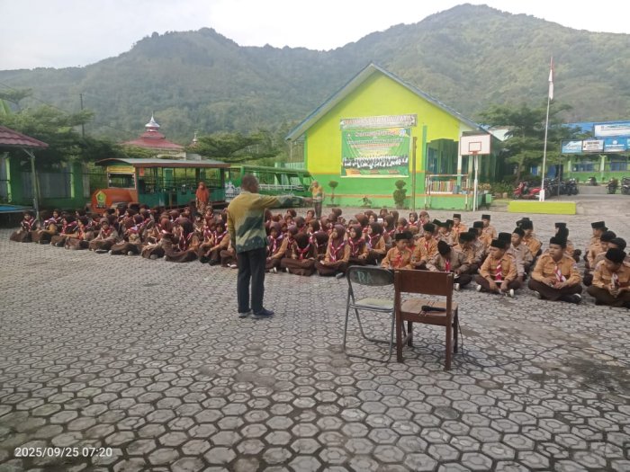Penegak Disiplin MTsN 6 Kerinci Tegas Berikan Pengarahan Peraturan Madrasah Penegak Disiplin MTsN 6 Kerinci Tegas Berikan Pengarahan Peraturan Madrasah