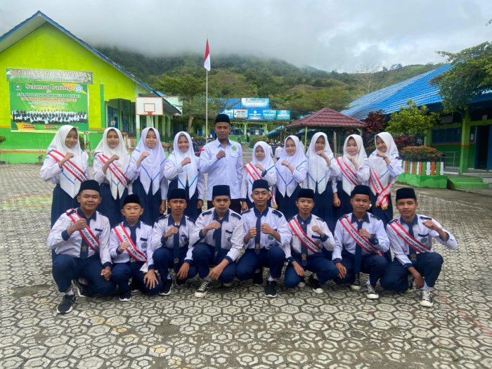Siap Tampil Mendadak, OSIM MTsN 6 Kerinci Ambil Alih Peran Petugas Upacara Bendera